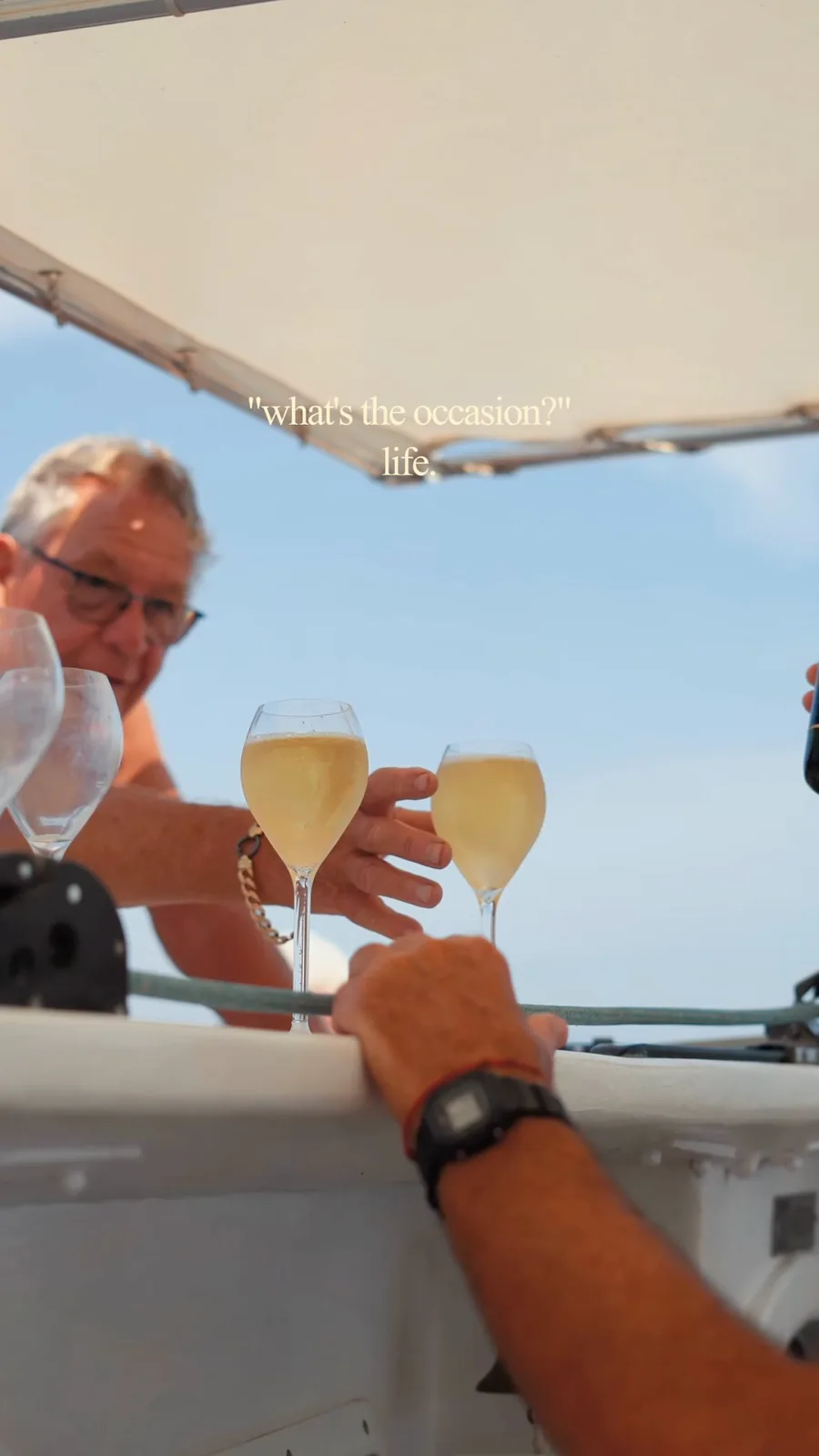 Brindis con copas de cava a bordo.
