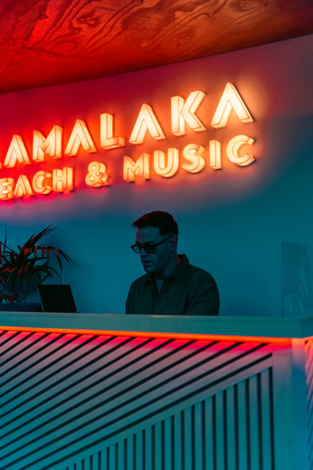 Rótulo de neón LaMalaka Beach and Music sobre la sala interior.