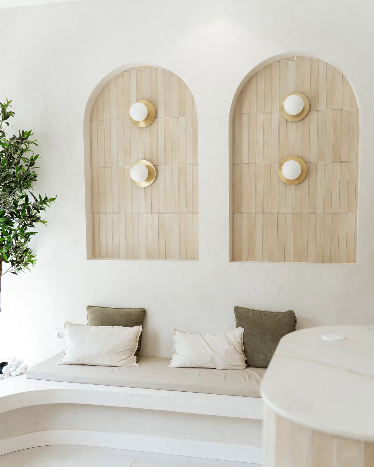 Sala de espera de la clínica con dos arcos de madera.